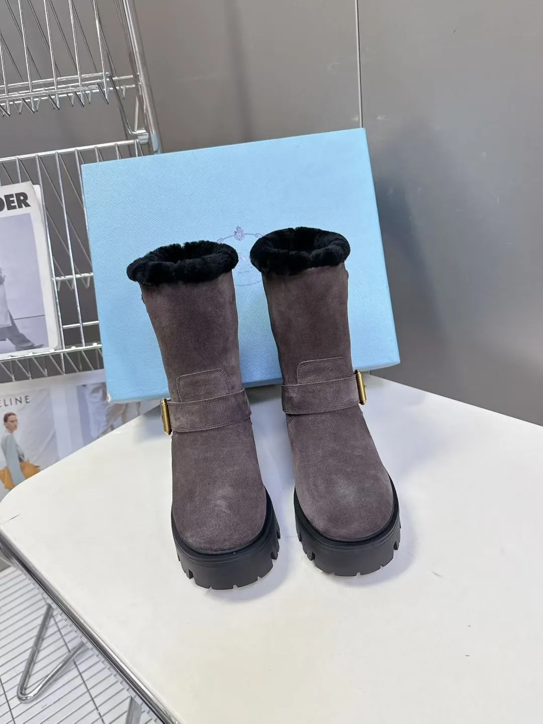 👟👟Ex-factory price 660👟👟 PRADA Prada's latest fall and winter triangular logo slip-on furry boots. There are many celebrities and Internet celebrities. A series that cannot be bought in winter. It is definitely this year's big hit. It is very good-looking. Simple upper design. Highly brand-recognizable triangle logo embellishment. Full of details. The upper foot is large and slim, and the legs are slim. This piece is just right. The outsole height is 5CM, which can instantly increase your height. It is a perfect tool for heightening. The whole series uses a variety of imported materials: polished and waxed calf leather, high mercerized cow suede, real wool lining, super warm, original combined rubber foam outsole, light and comfortable, Size: 35-41 (40 41 customized, non-refundable) 3044